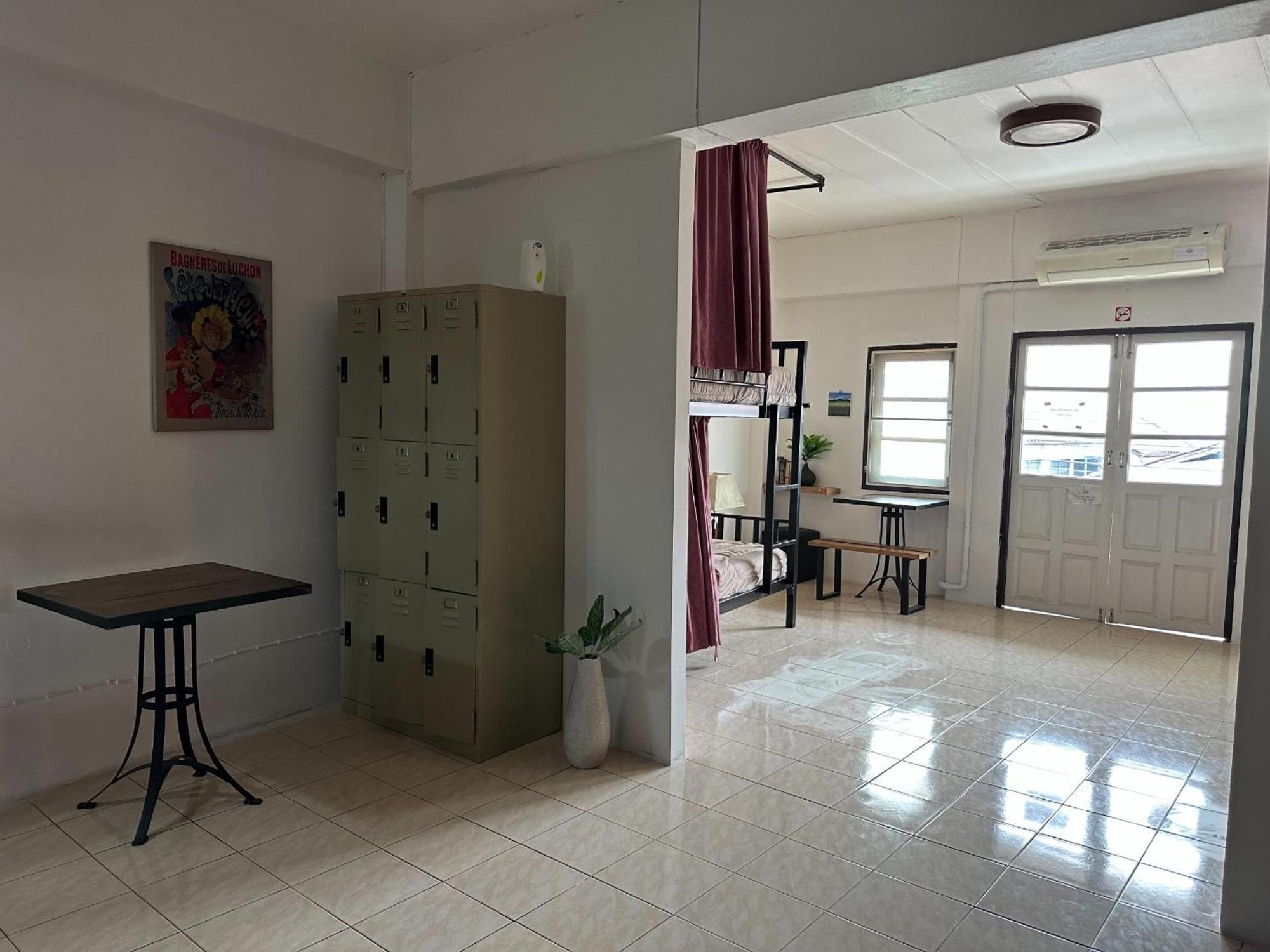 The Backpackers & Bar Hostal *